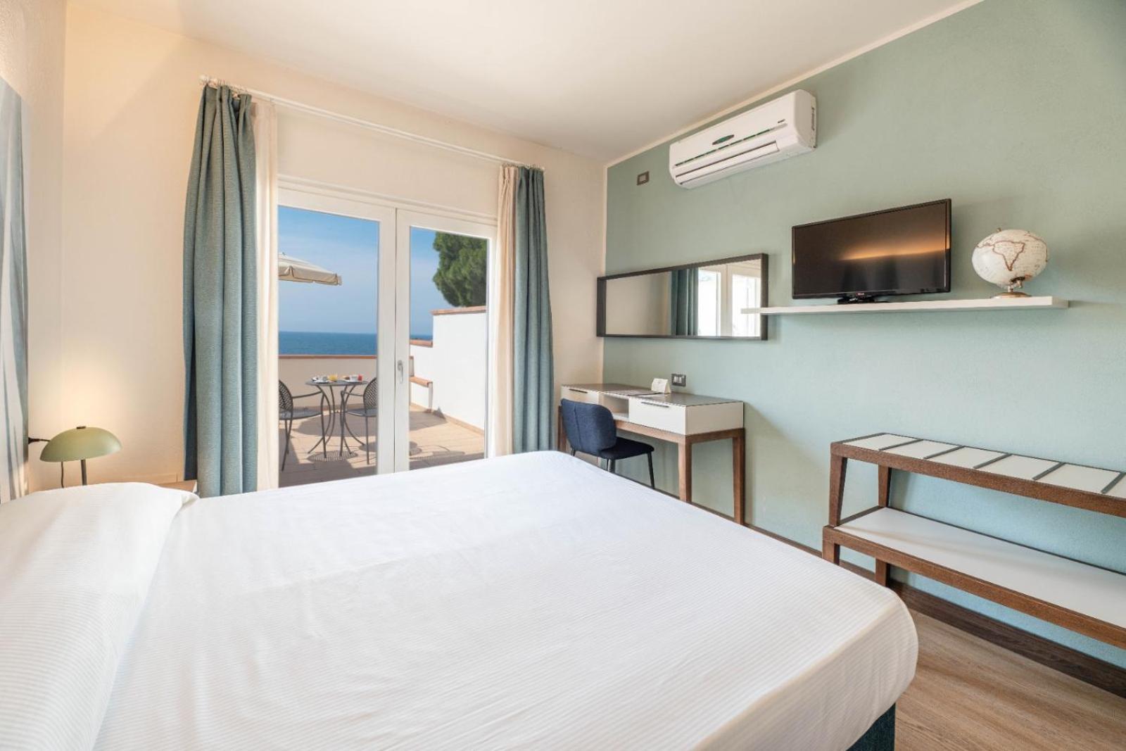 Hotel Baia Imperiale Spiaggia di Cavoli Kültér fotó
